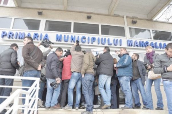 Mincă, la Primăria Mangalia cu executorul judecătoresc, în căutarea unei ştampile pierdute